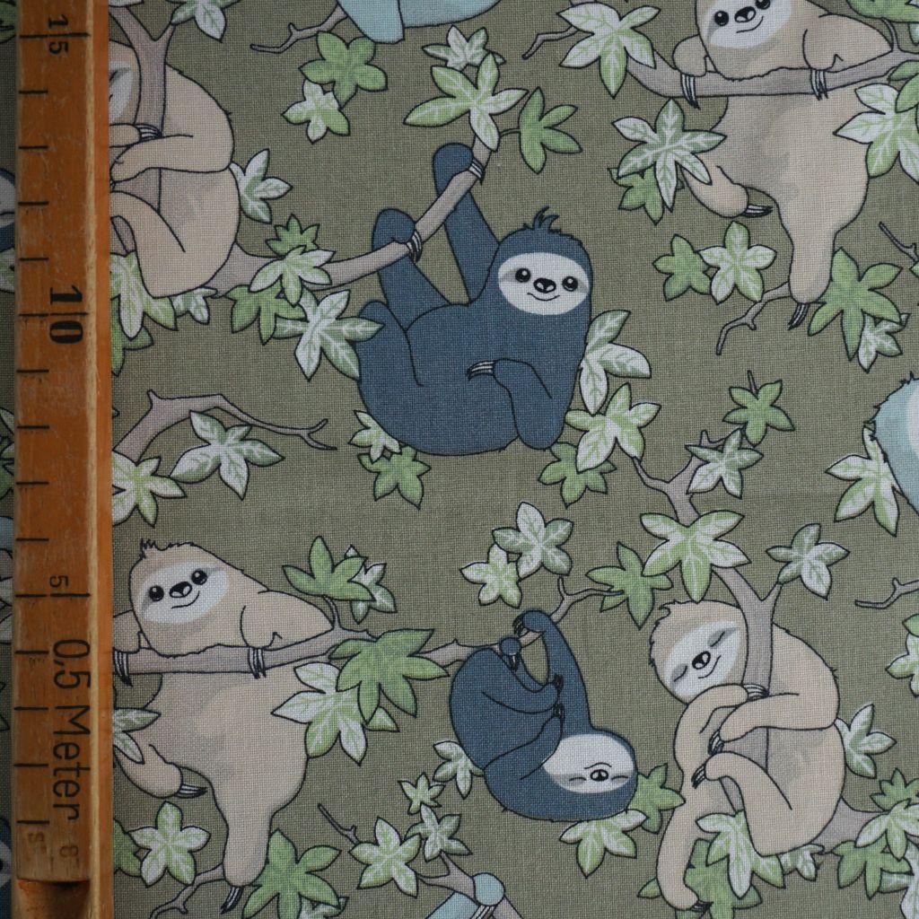 Baumwollstoff Motivdruck Faultiere olivgrün – Bio